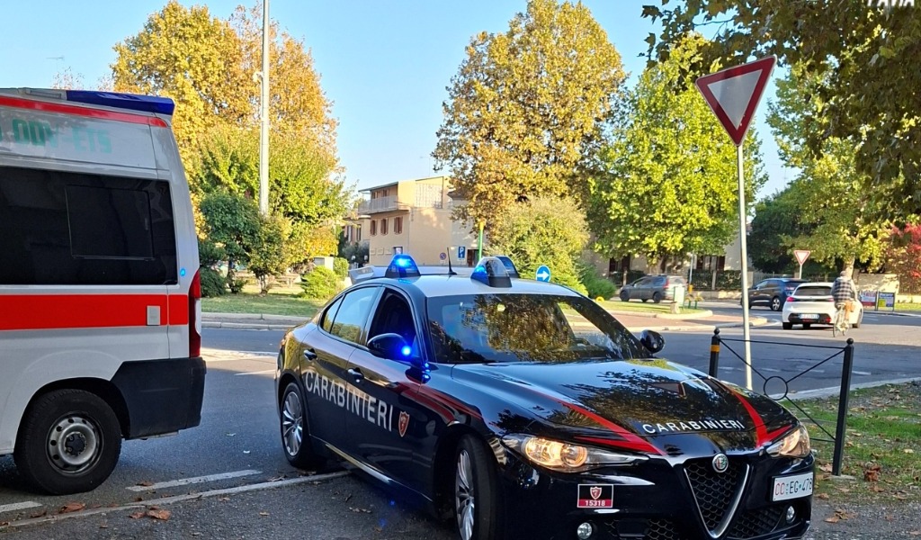 Tenta il suicidio ingerendo farmaci, poi armato di pistola minaccia soccorritori e Carabinieri