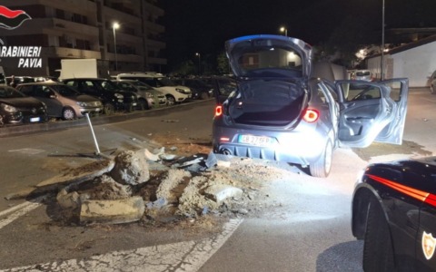 Inseguimento a Voghera: in fuga dai carabinieri si schiantano contro uno spartitraffico