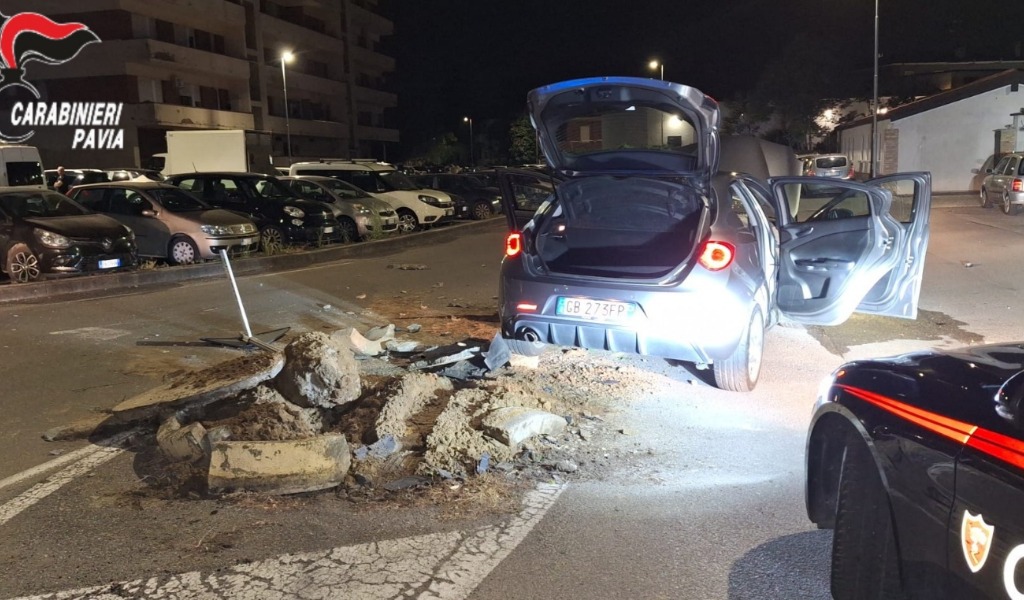 Inseguimento a Voghera: in fuga dai carabinieri si schiantano contro uno spartitraffico