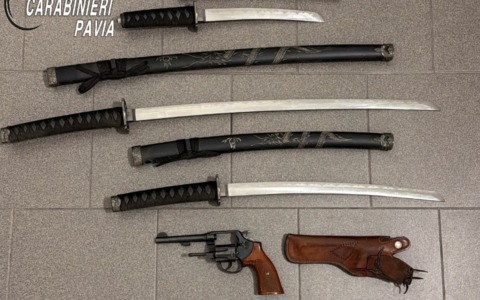 Falso allarme per minacce di morte con pistola, ma spuntano armi e munizioni illegali