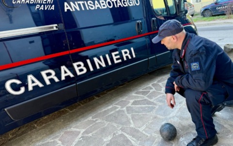 Durante lavori di pulizia ritrova nel giardino di casa una palla di cannone del Settecento