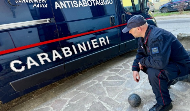 Durante lavori di pulizia ritrova nel giardino di casa una palla di cannone del Settecento
