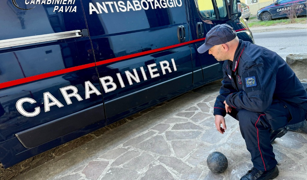 Durante lavori di pulizia ritrova nel giardino di casa una palla di cannone del Settecento