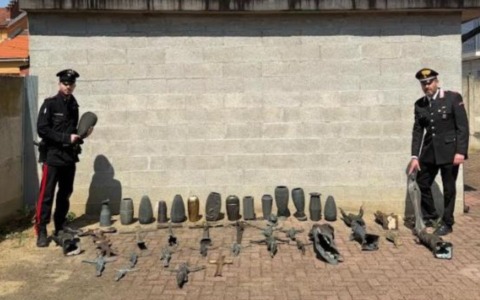 Ritrovato il “tesoro” rubato al cimitero di Sartirana Lomellina: abbandonati in un campo vasi, statue e croci