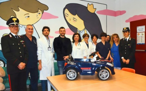 Un dono speciale per i piccoli pazienti: un’auto elettrica dei Carabinieri alla Pediatria di Vigevano