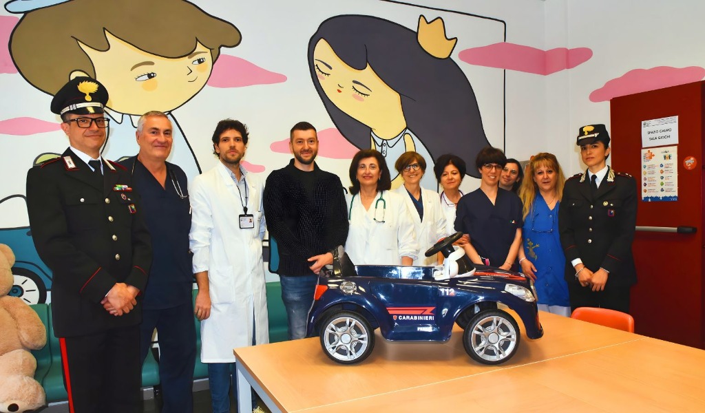 Un dono speciale per i piccoli pazienti: un’auto elettrica dei Carabinieri alla Pediatria di Vigevano
