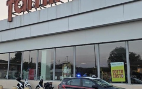 Colpo fallito al Famila di Gambolò: i ladri messi in fuga dalle sirene dei carabinieri