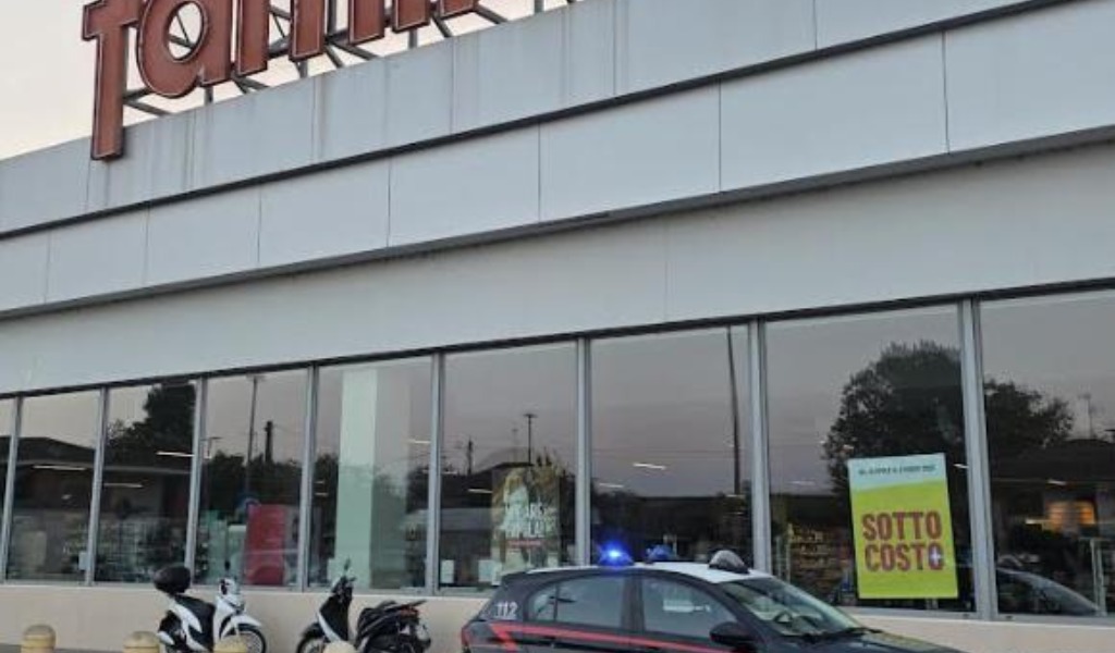 Colpo fallito al Famila di Gambolò: i ladri messi in fuga dalle sirene dei carabinieri