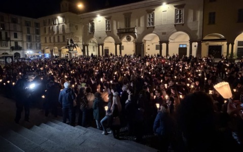 Mille luci di speranza a Pavia: in duemila alla fiaccolata per ricordare Gabriele Vaccaro