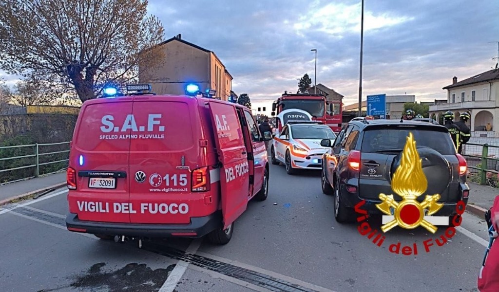 Auto vola dal ponte e finisce nel torrente Coppa: salvo il conducente