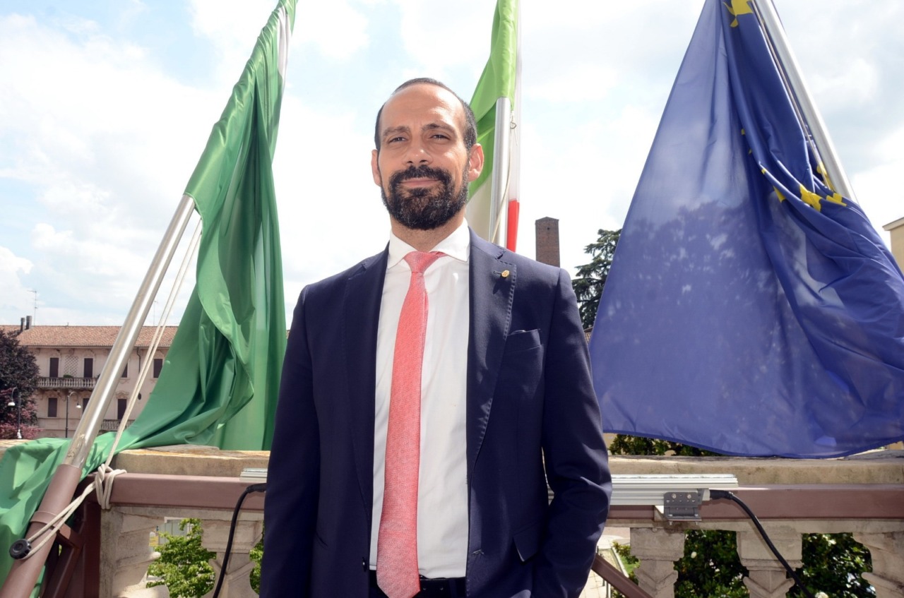 Pavia, vignetta con Lissia e Moggi impiccati: il sindaco e la vicesindaca valutano azioni legali