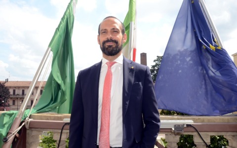 Pavia, vignetta con Lissia e Moggi impiccati: il sindaco e la vicesindaca valutano azioni legali
