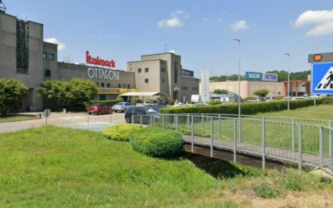 Semina il panico al centro commerciale, poi aggredisce i carabinieri e sfonda il vetro della gazzella