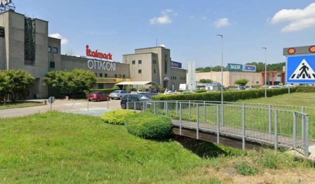 Semina il panico al centro commerciale, poi aggredisce i carabinieri e sfonda il vetro della gazzella