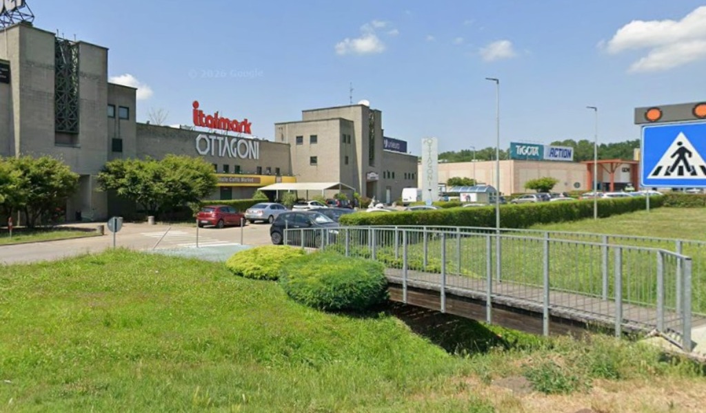 Semina il panico al centro commerciale, poi aggredisce i carabinieri e sfonda il vetro della gazzella