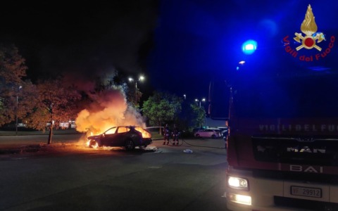 Incendio all’alba a Pavia: auto distrutta dal fuoco
