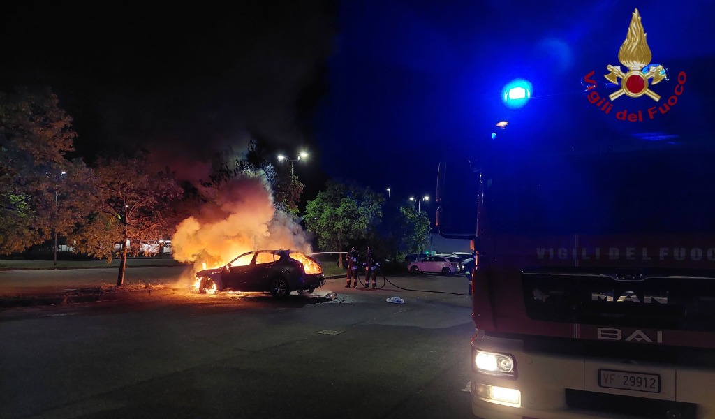 Incendio all’alba a Pavia: auto distrutta dal fuoco