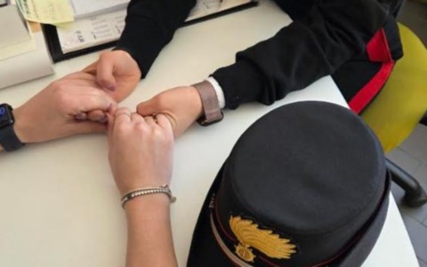 Violenza tra le mura domestiche: pugni al volto della compagna davanti ai bimbi piccoli