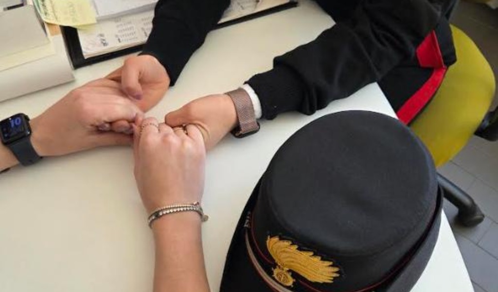 Violenza tra le mura domestiche: pugni al volto della compagna davanti ai bimbi piccoli