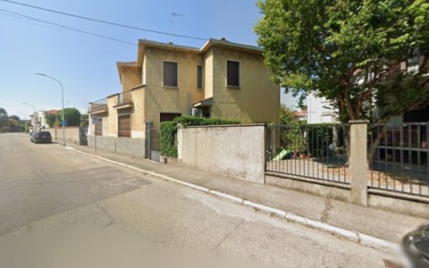 Paura a Vigevano: un uomo spara e si barrica in casa, feriti un 75enne e una 63enne