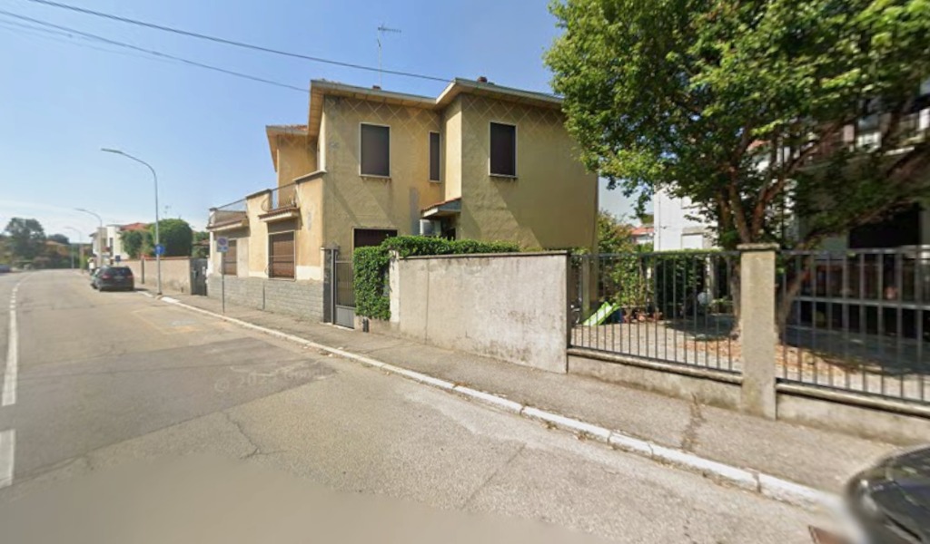 Paura a Vigevano: un uomo spara e si barrica in casa, feriti un 75enne e una 63enne