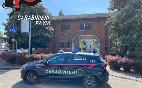 Violenza all’ospedale di Casorate Primo: calci al cancello e minacce a medici e carabinieri