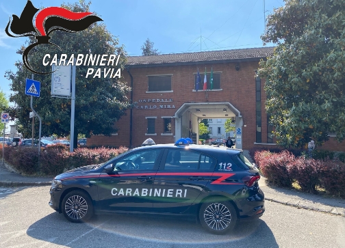 Violenza all’ospedale di Casorate Primo: calci al cancello e minacce a medici e carabinieri