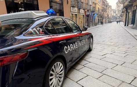Colpisce la madre 92enne con calci e pugni e le conficca un oggetto contundente nel naso: 55enne arrestato per tentato omicidio