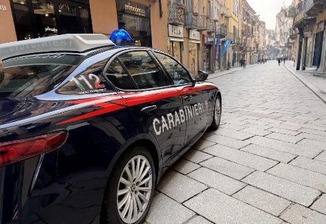 Colpisce la madre 92enne con calci e pugni e le conficca un oggetto contundente nel naso: 55enne arrestato per tentato omicidio