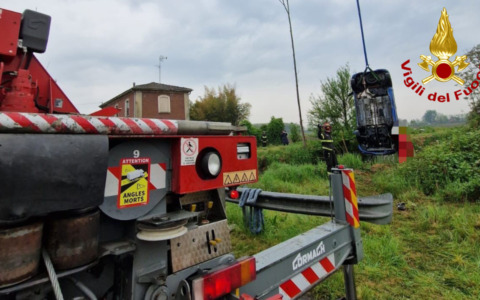 Tragico incidente a Vigevano: auto si ribalta in un canale, muore un uomo di 64 anni