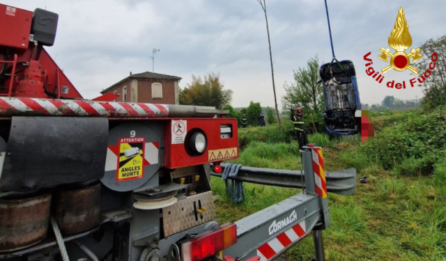 Tragico incidente a Vigevano: auto si ribalta in un canale, muore un uomo di 64 anni