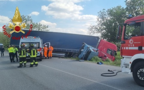 Pauroso schianto sulla Statale 412 a Torrevecchia Pia: coinvolti un tir e due auto