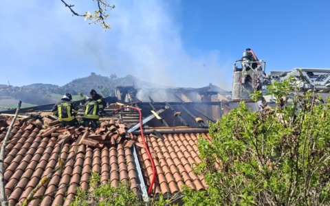 Intrappolata nella sua casa avvolta dalle fiamme: Carabinieri Forestali salvano un’anziana