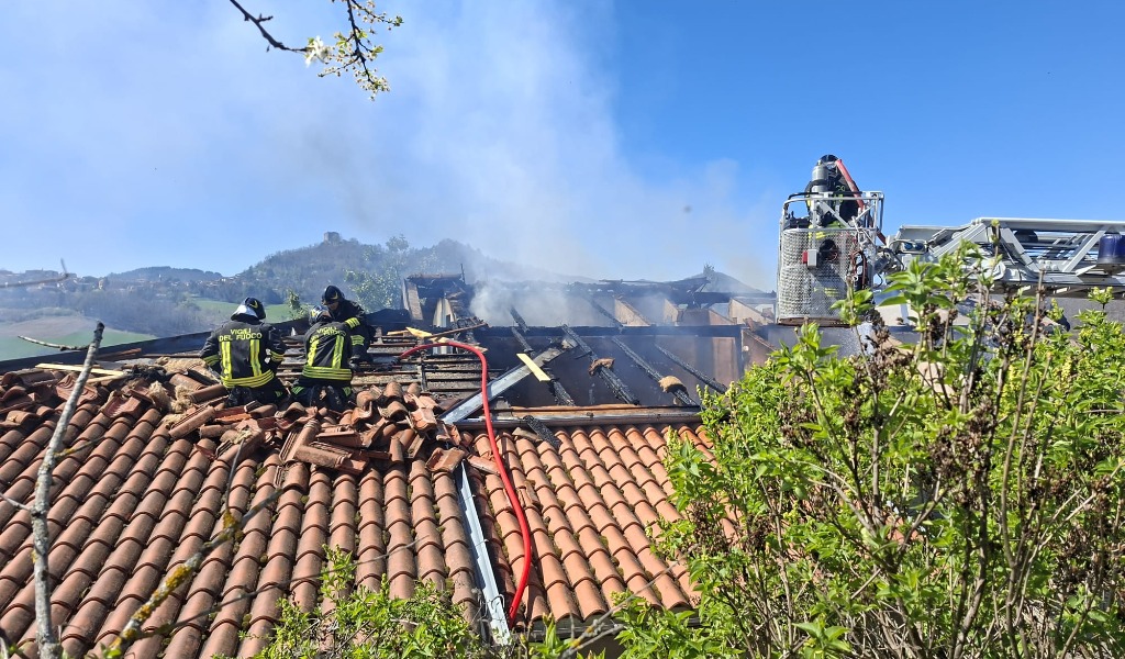 Intrappolata nella sua casa avvolta dalle fiamme: Carabinieri Forestali salvano un’anziana
