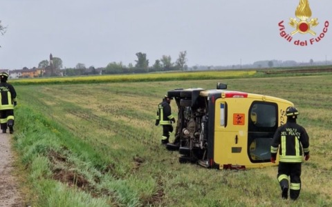 Scuolabus finisce fuori strada e si ribalta: a bordo nove bambini di ritorno a casa
