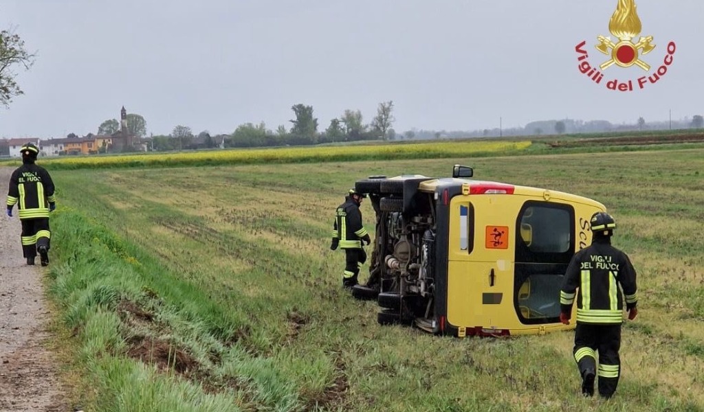Scuolabus finisce fuori strada e si ribalta: a bordo nove bambini di ritorno a casa
