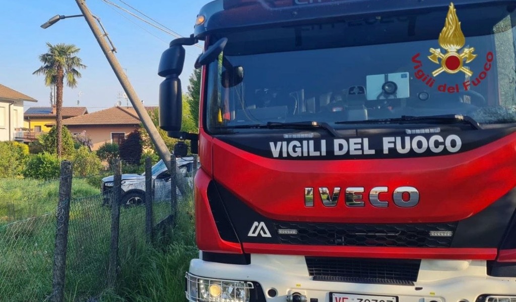 Incidente a Broni, auto si schianta contro un palo: donna gravissima