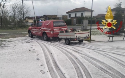 Temporale colpisce la Lomellina: violenta grandinata imbianca le strade