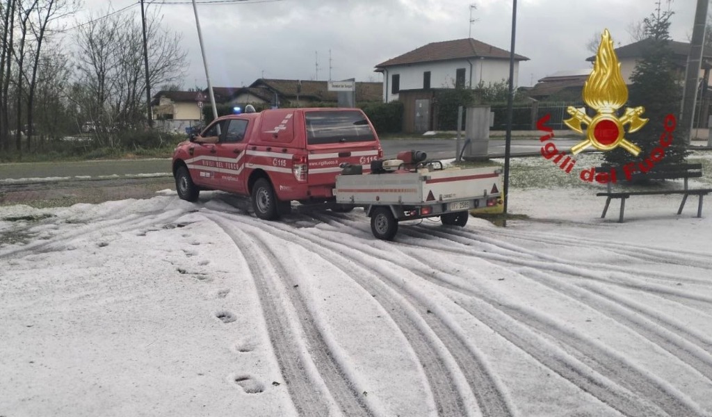 Temporale colpisce la Lomellina: violenta grandinata imbianca le strade