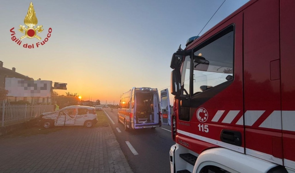Scontro tra tre auto a Sannazzaro: tre feriti trasportati al San Matteo