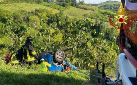 Incidente a Broni, auto esce di strada e si ribalta vicino a una scarpata