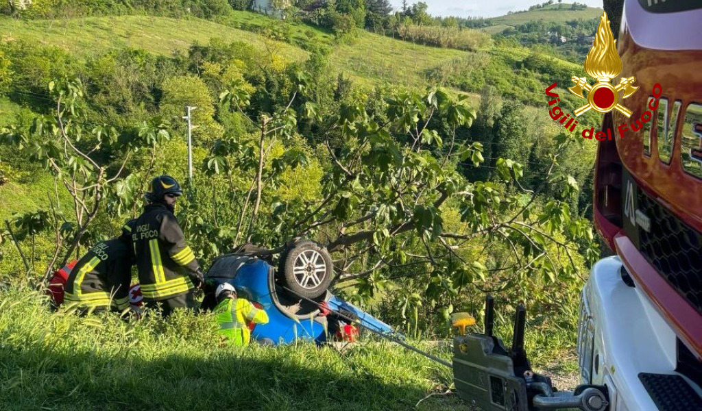 Incidente a Broni, auto esce di strada e si ribalta vicino a una scarpata