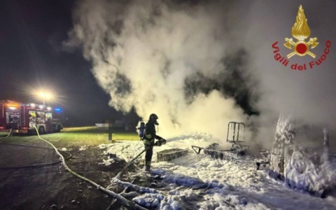 Incendio a Ottobiano: fiamme avvolgono un camper con cinque persone a bordo