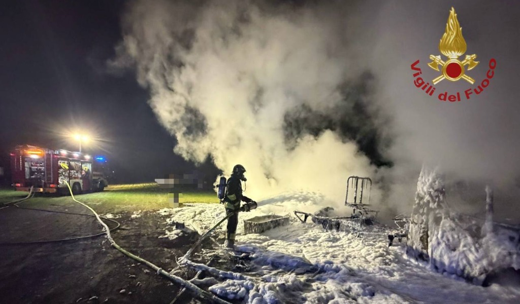 Incendio a Ottobiano: fiamme avvolgono un camper con cinque persone a bordo