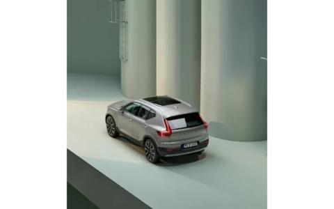 Tecnologia utile e serenità alla guida: le nuove richieste degli automobilisti