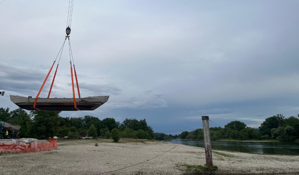 Ponte di barche di Bereguardo, al via la fase più delicata dei lavori: rimosse le chiatte