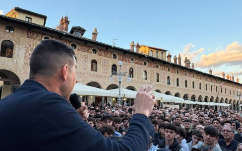 Bagno di folla per il generale Vannacci a Vigevano: sicurezza e lavoro in evidenza