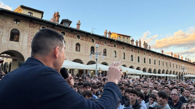 Bagno di folla per il generale Vannacci a Vigevano: sicurezza e lavoro in evidenza