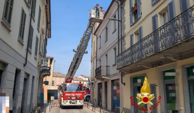 Tegole pericolanti in Piazza del Duomo: Vigili del Fuoco in azione nel cuore di Voghera