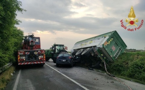 Scontro tra auto e trattore sulla Sp234 a Belgioioso: due giovani feriti, strada chiusa